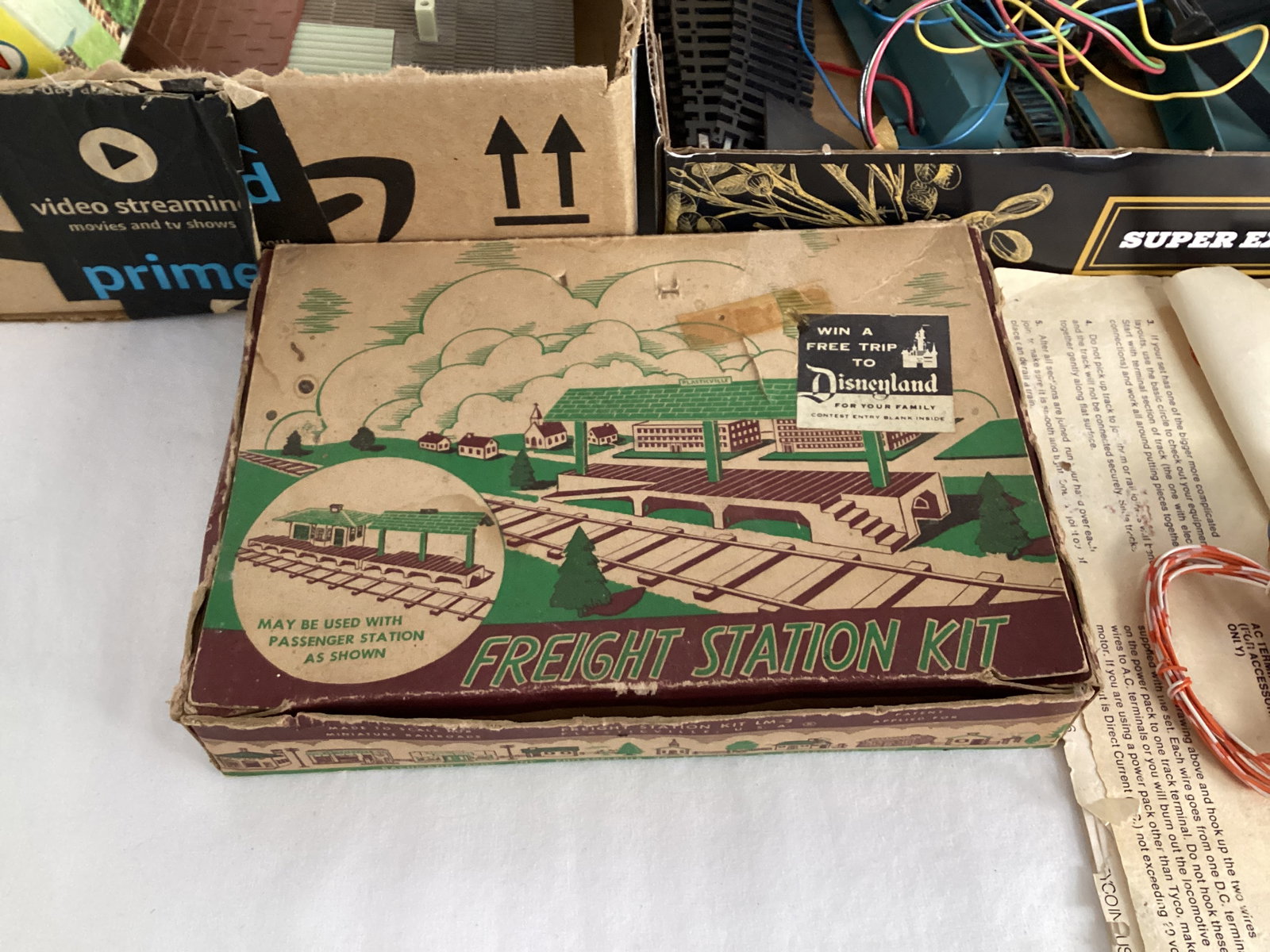 Tyco HO Scale Train with Track and Buildings - 8