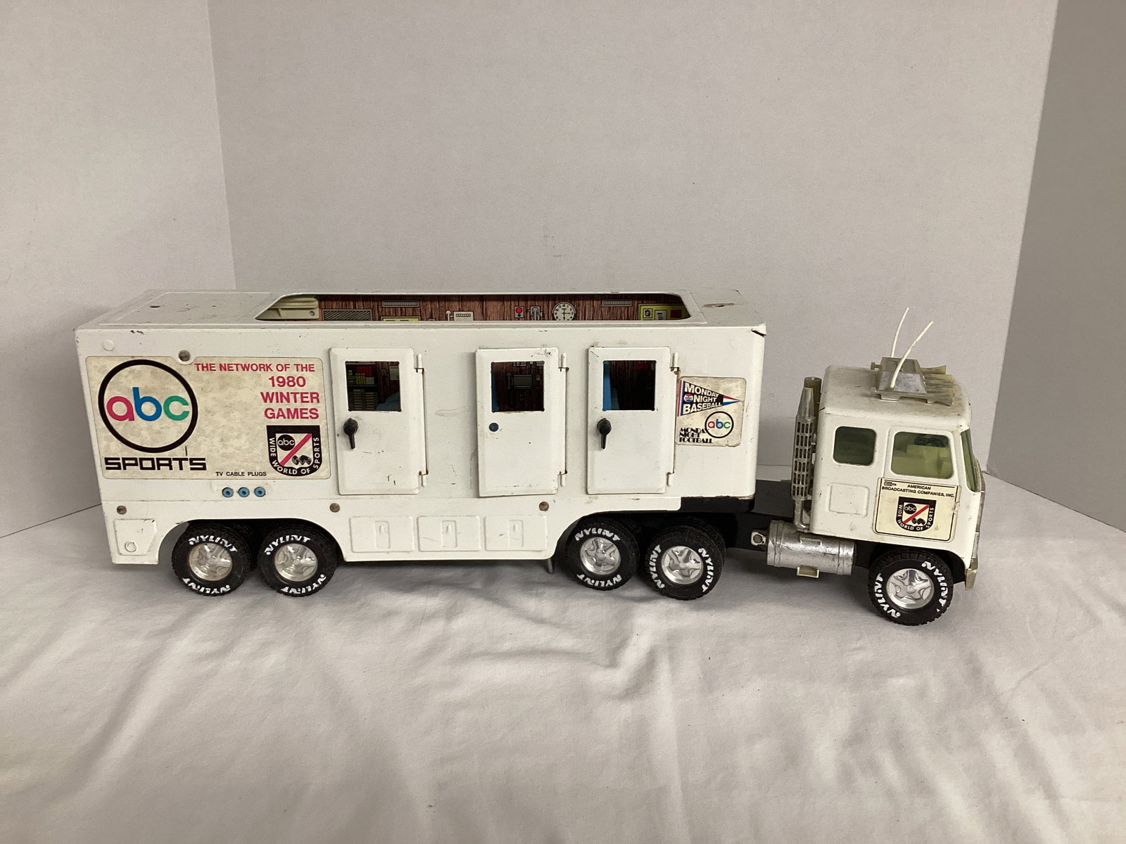 Nylint ABC Sports Tractor Trailer (1 of 13)