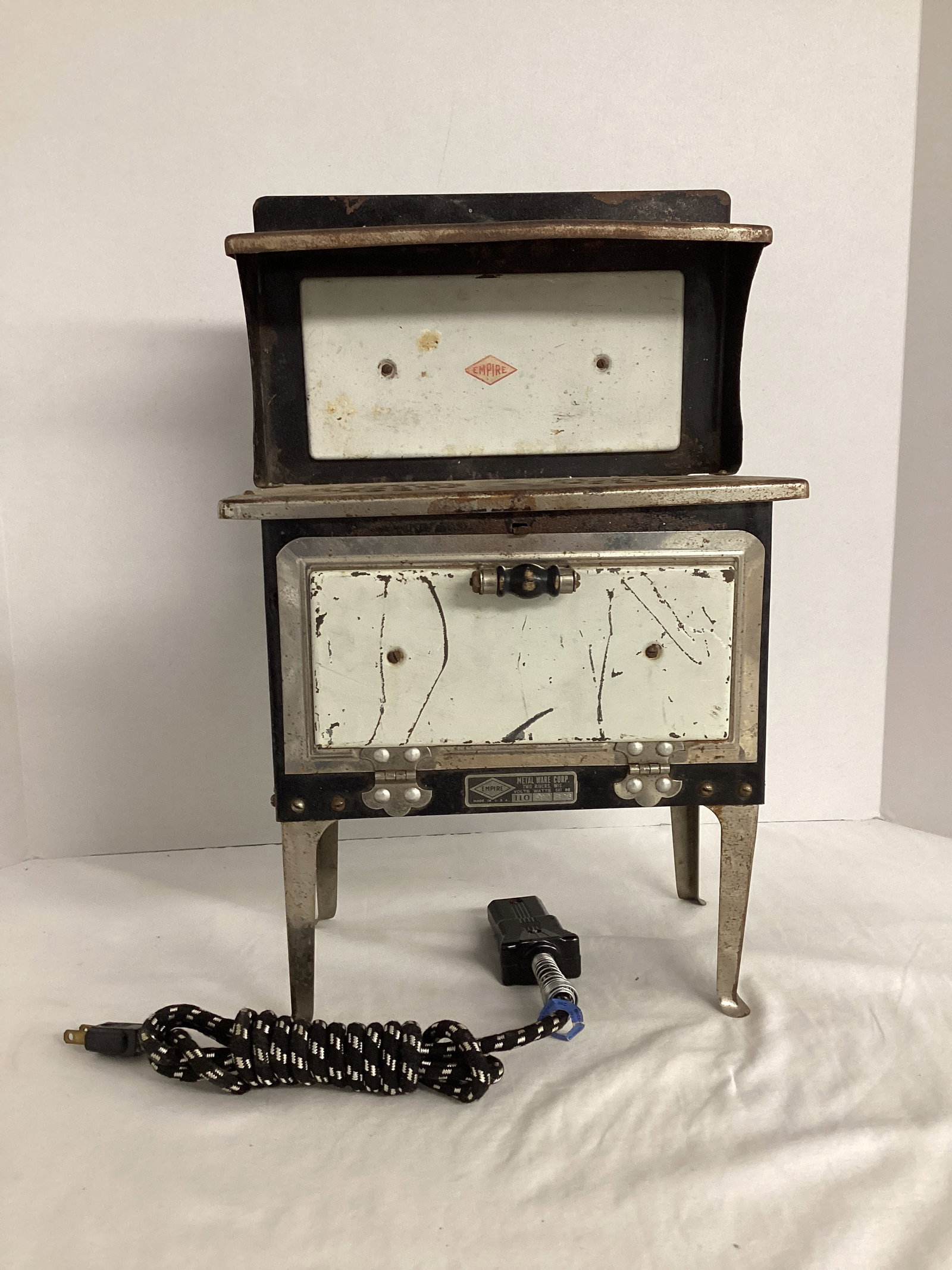 Empire Metal Ware Corp. Toy Electric Stove (1 of 8)