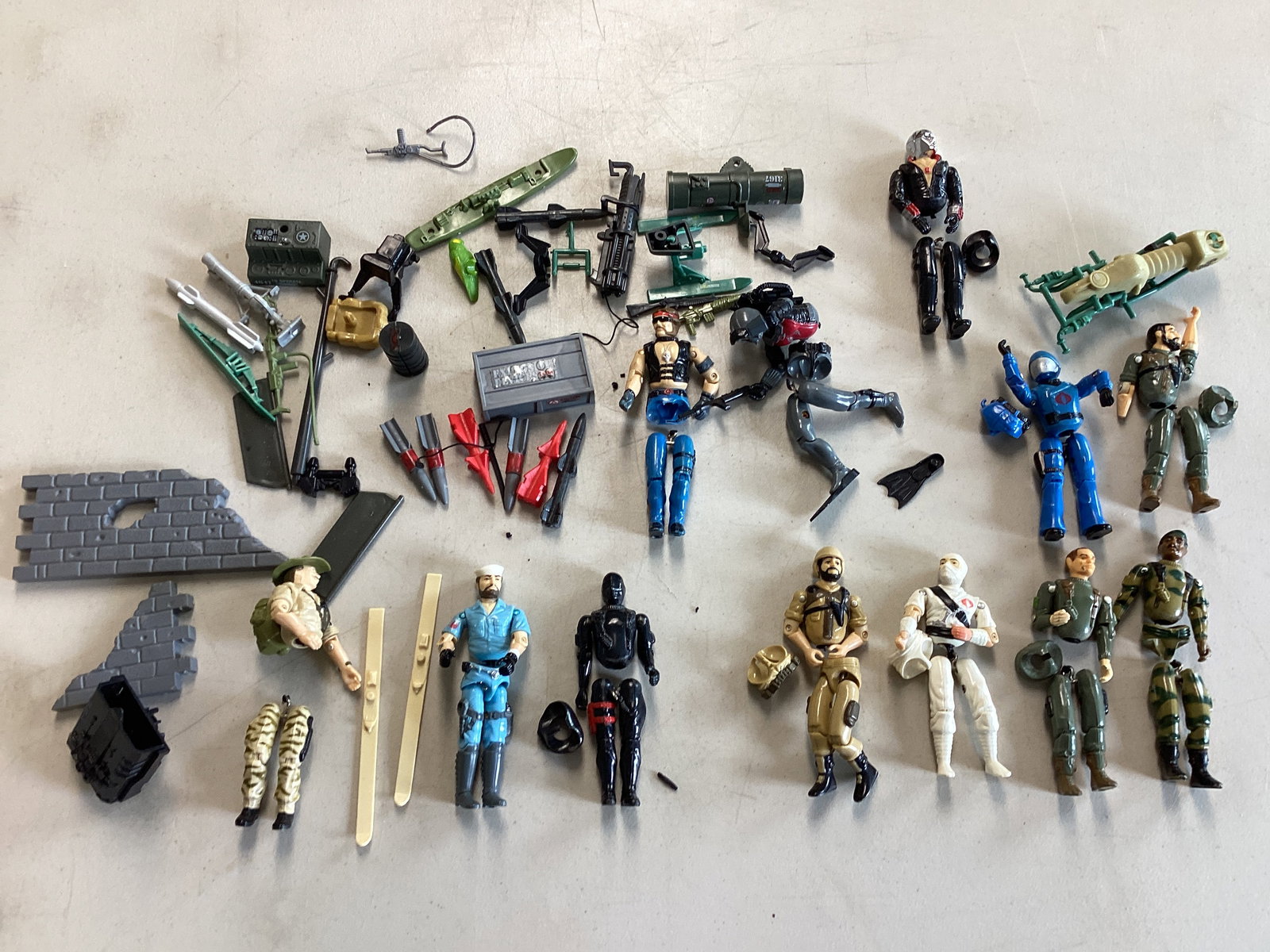 Hasbro G.I. Joe Figures and Accessories - Please Read (1 of 7)