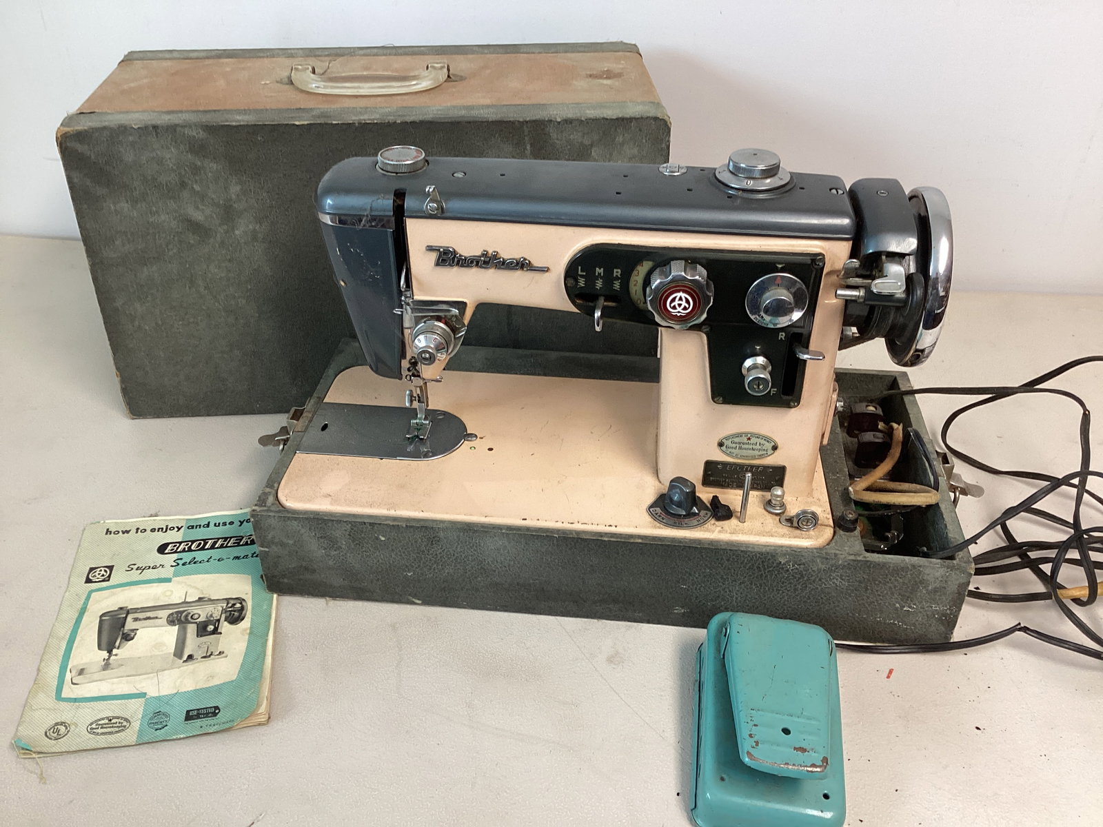 Brother Super Select-o-Matic Sewing Machine (1 of 9)