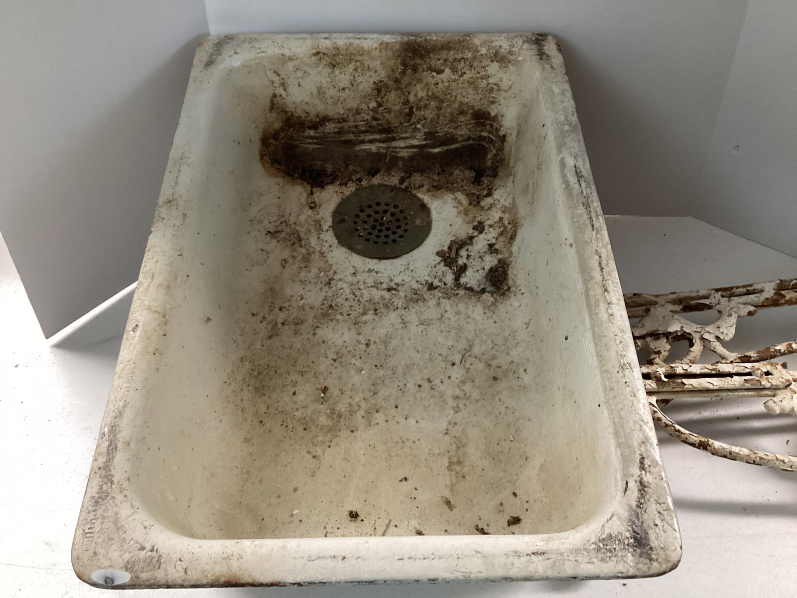 Antique Porcelain Washbasin Sink with Metal Camel Wall Mount Brackets - 2