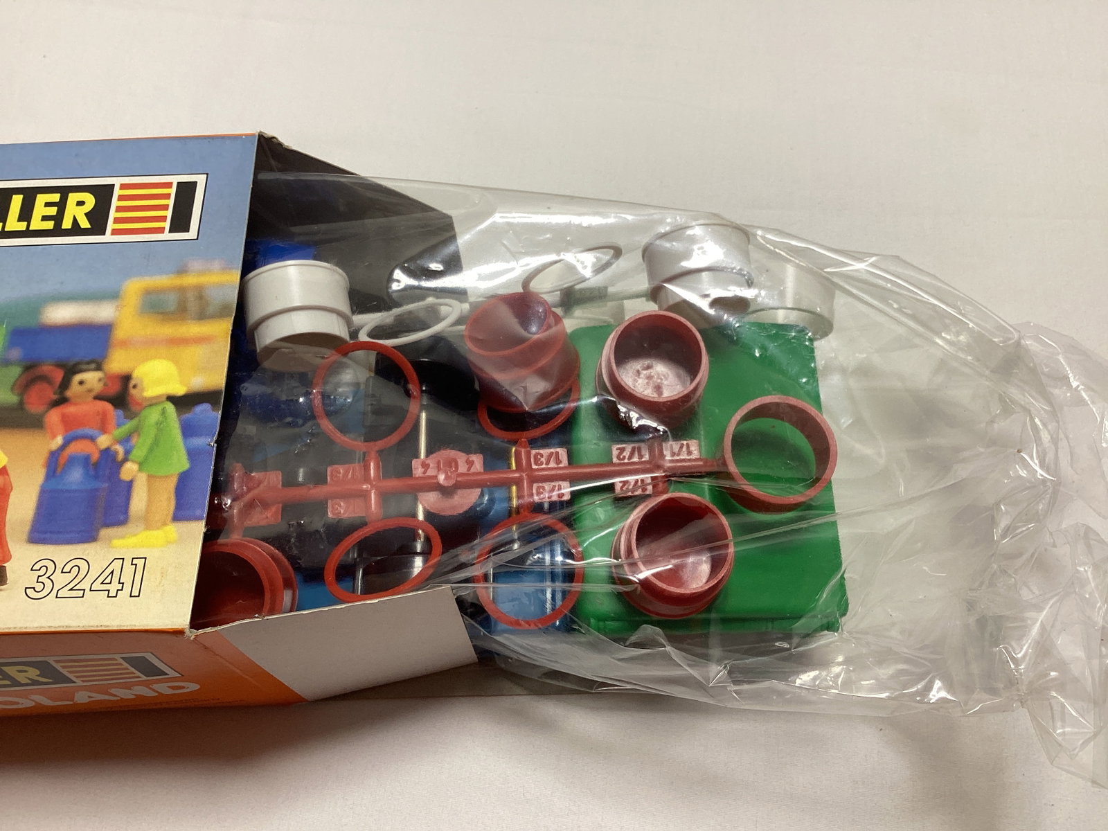 Three Faller Autoland 3241 Barrel Trailer Playsets - 5