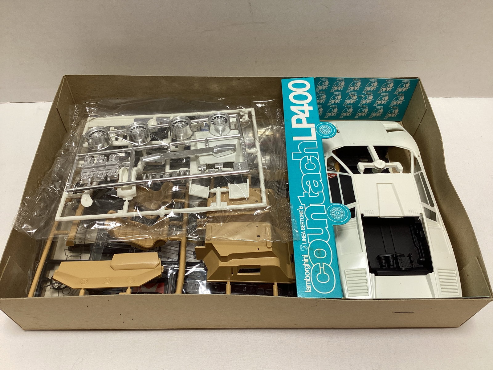 Tamiya Lamborghini Countach LP400 1:24 Scale Model Kit - 3
