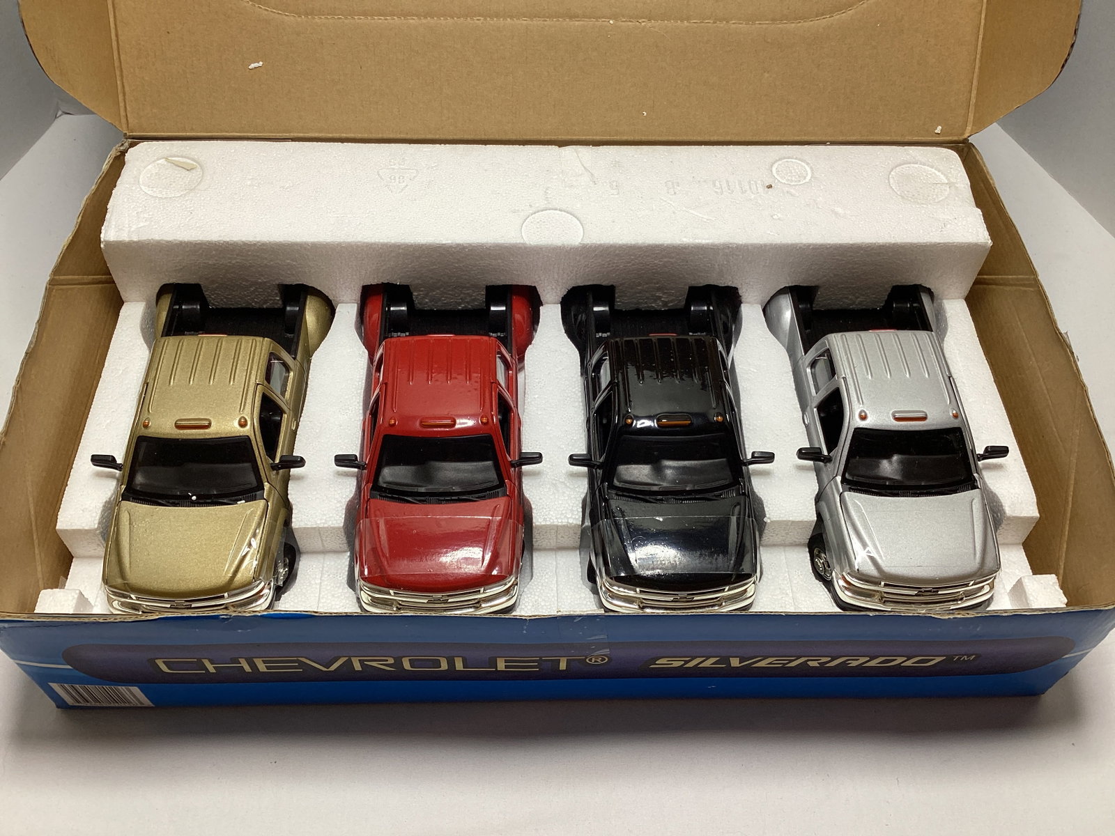 Anson Chevrolet Silverado 1:27 Diecast Set - 2