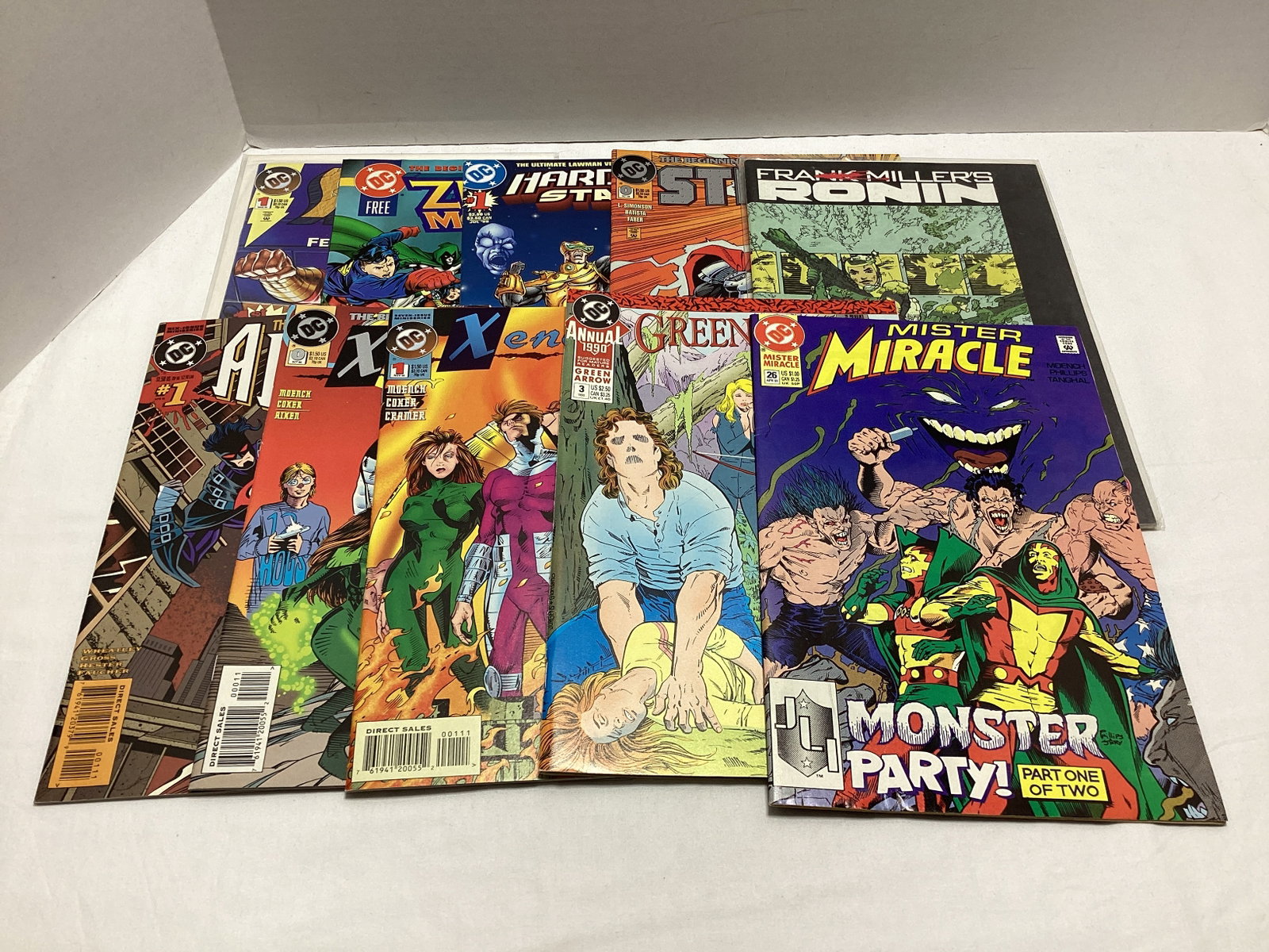 10 DC Comic Books: .