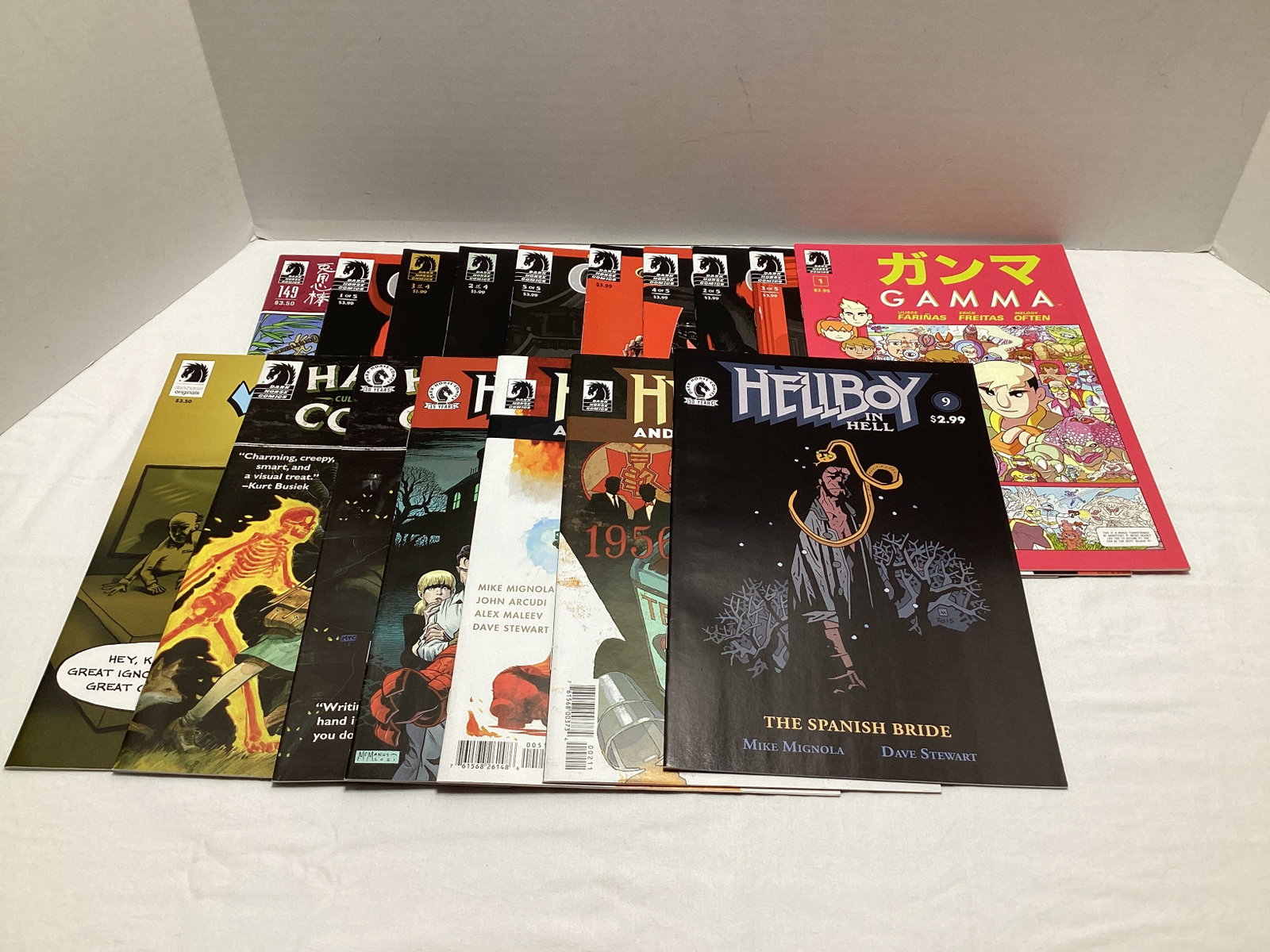 17 Dark Horse Comic Books: .