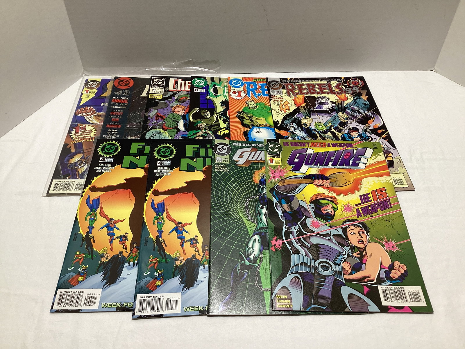 10 DC Comic Books: .