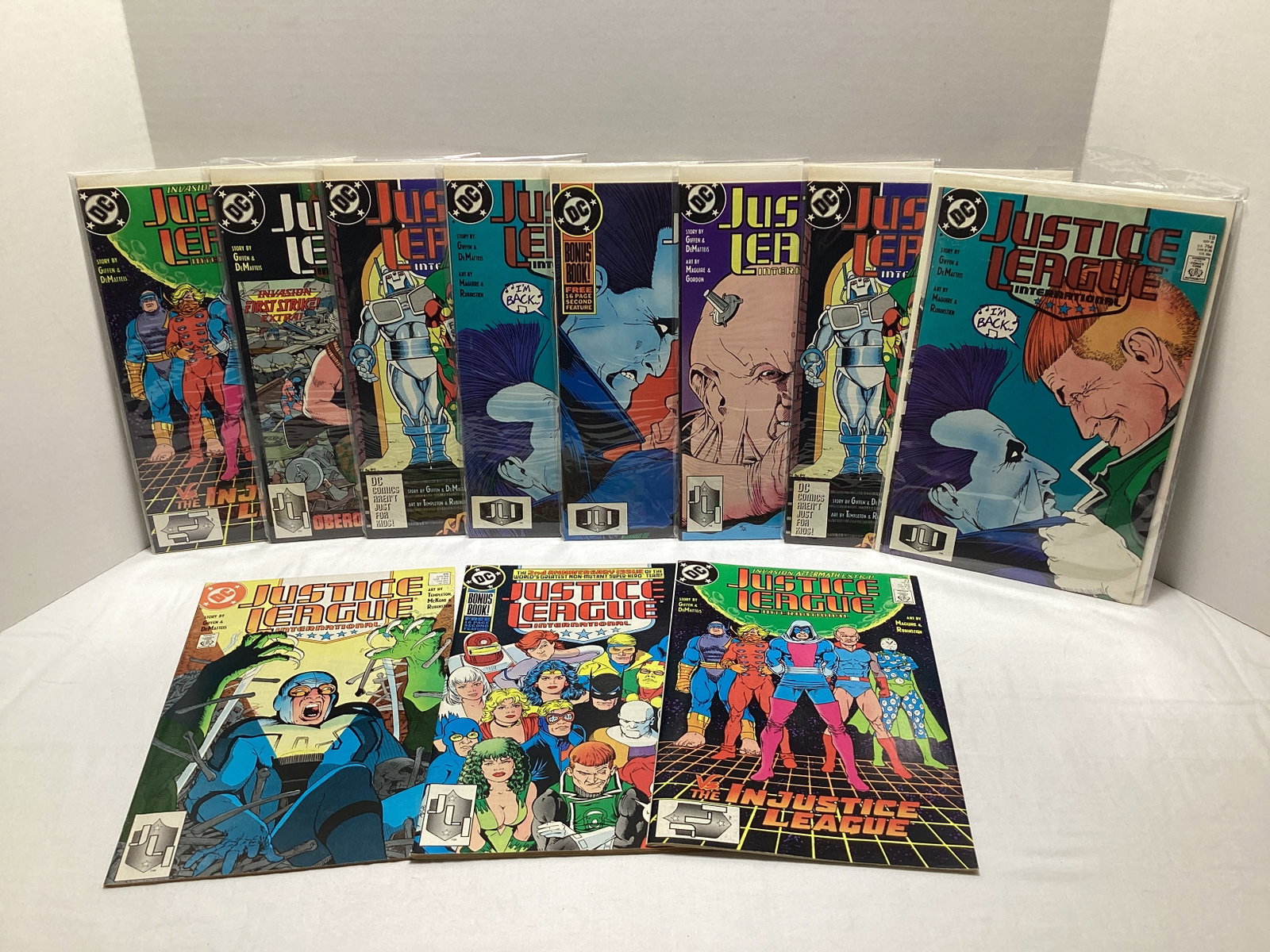 11 Justice League International DC Comic Books: .