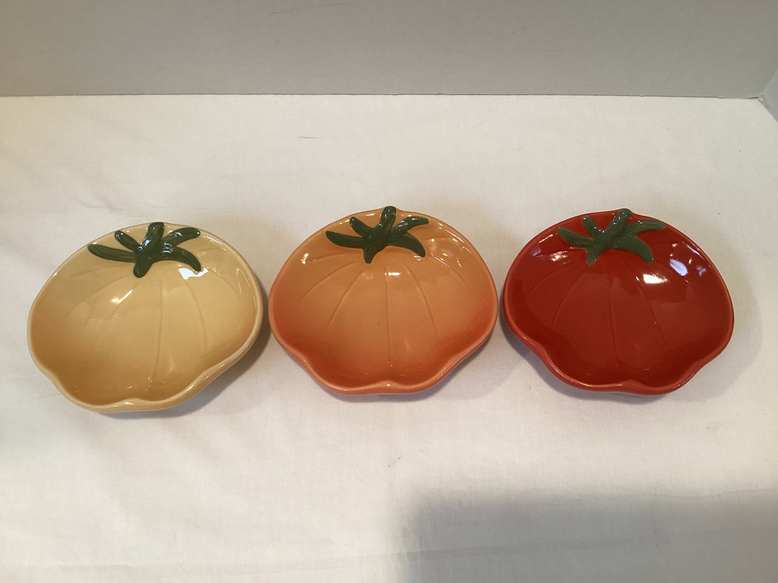 Three Williams Sonoma Tomato Dishes: 5 1/4" diameter