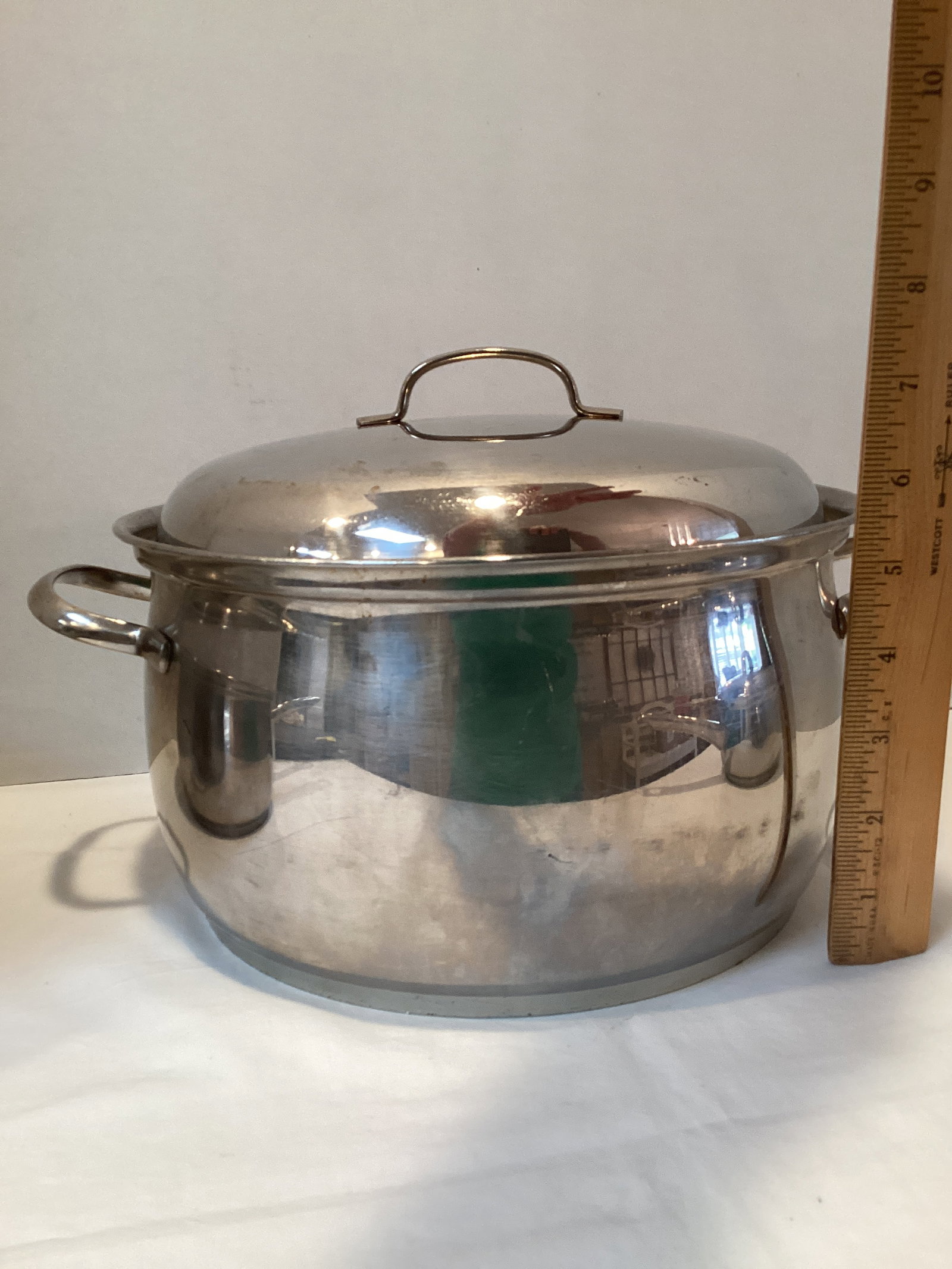 Three Belgique Pots with Lids - 6