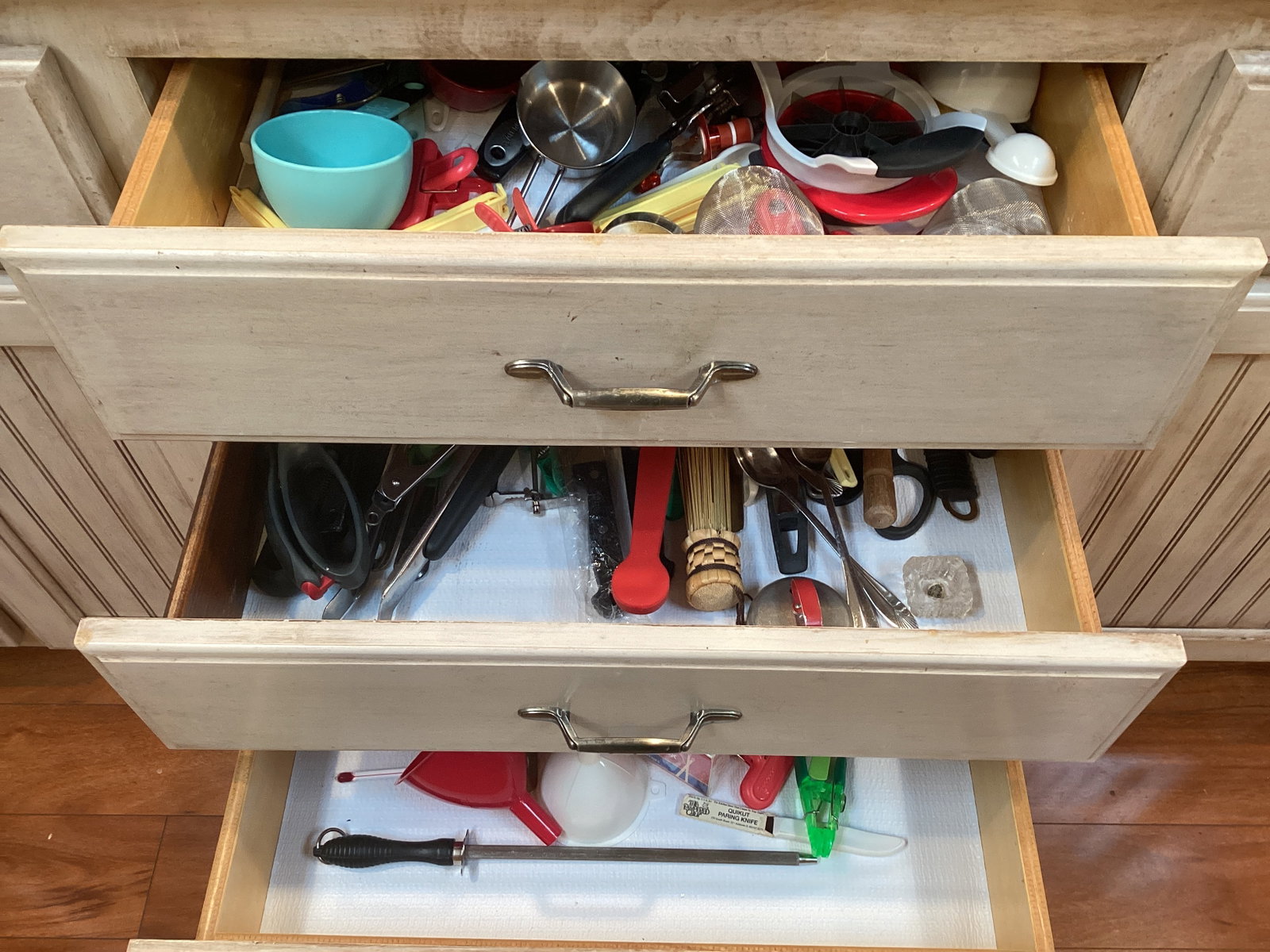 Kitchen Drawer Contents: must take all, bring boxes, shipping unavailable for this lot