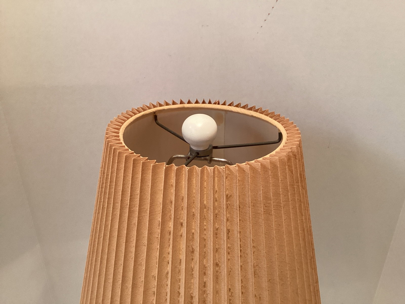 White Metal Table Lamp - 4