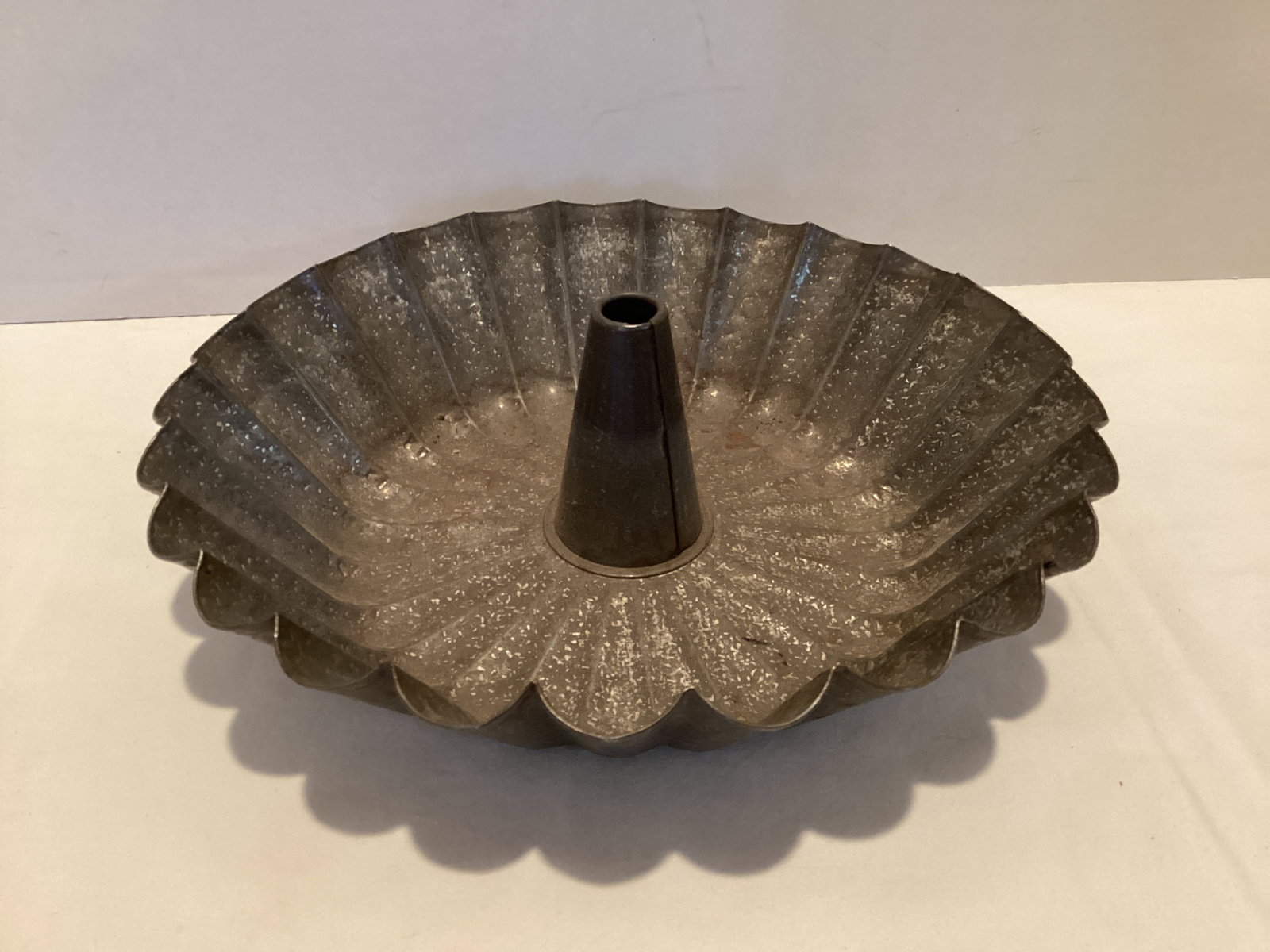 Vintage Metal Cake Pan: 10" diameter