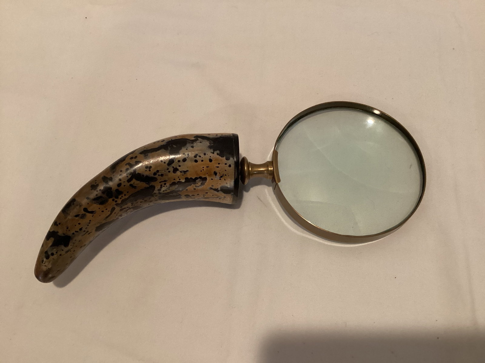 Magnifying Glass with Faux Horn Handle: .