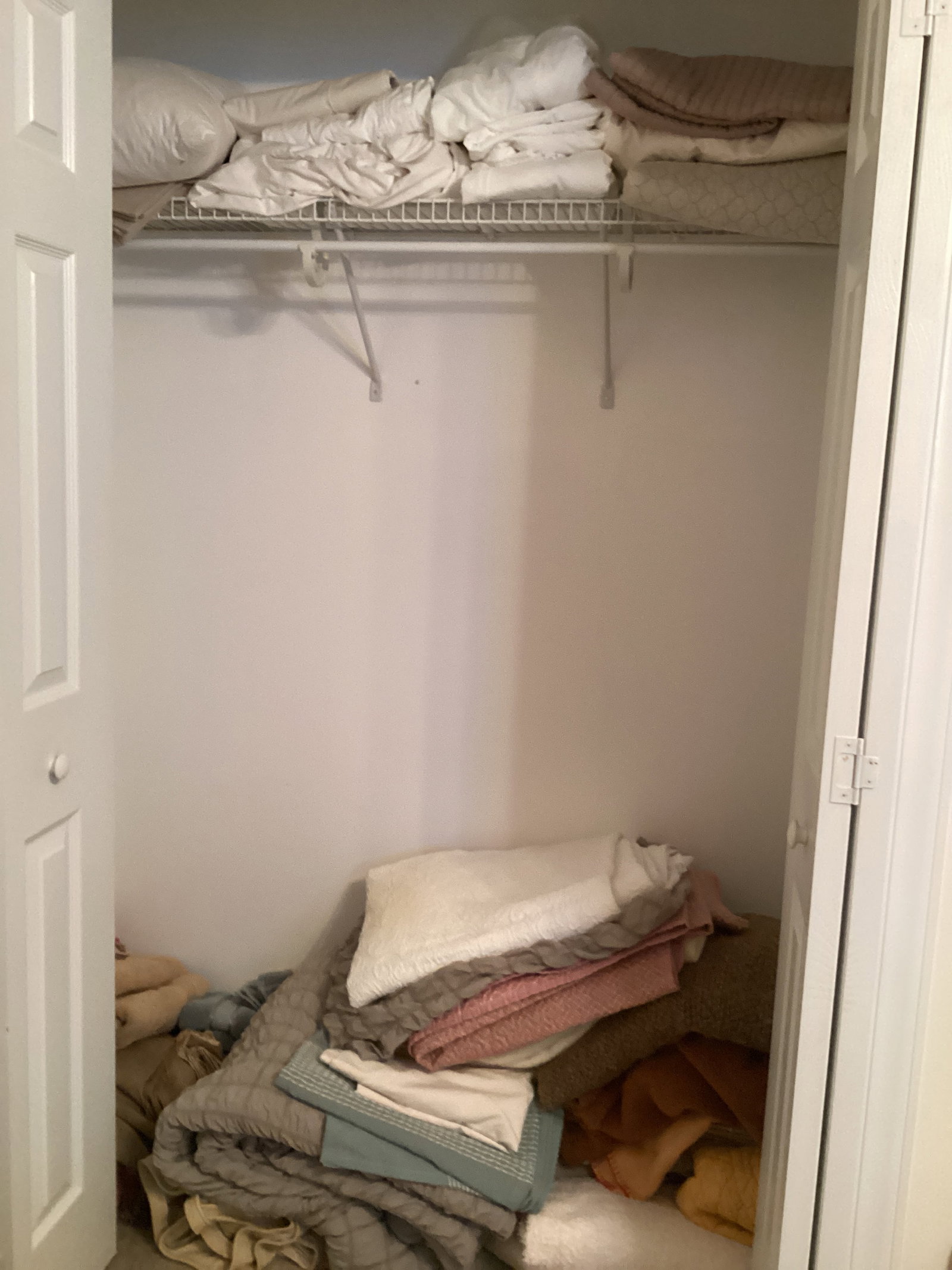 Linens - Bedding, Towels, and More: shipping unavailable for this lot