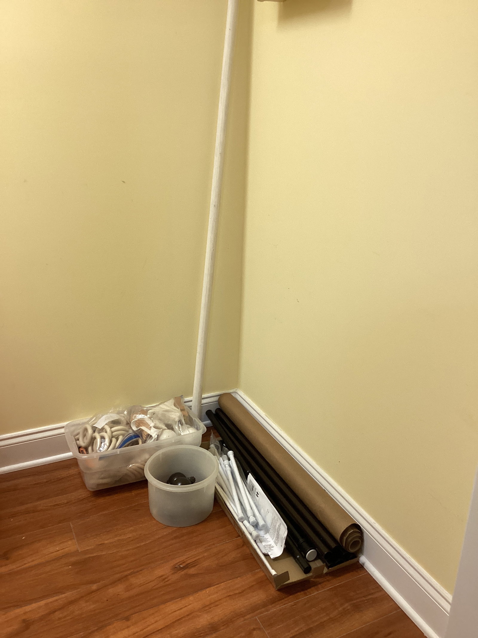 Curtain Rods, Rings, and Finials: shipping unavailable for this lot