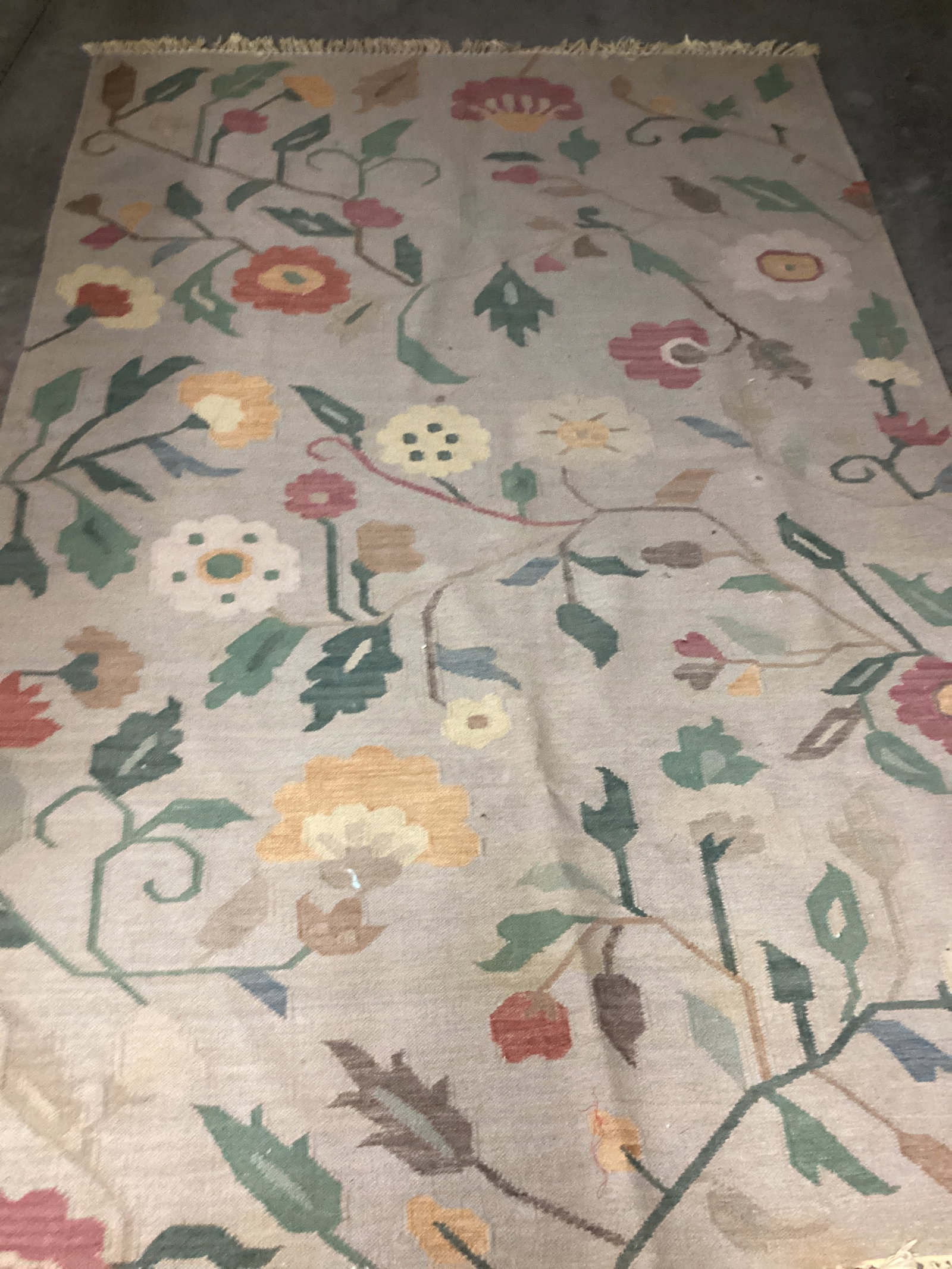 Floral Rug: 64" x 101" including fringe, needs cleaning, shipping unavailable for this lot