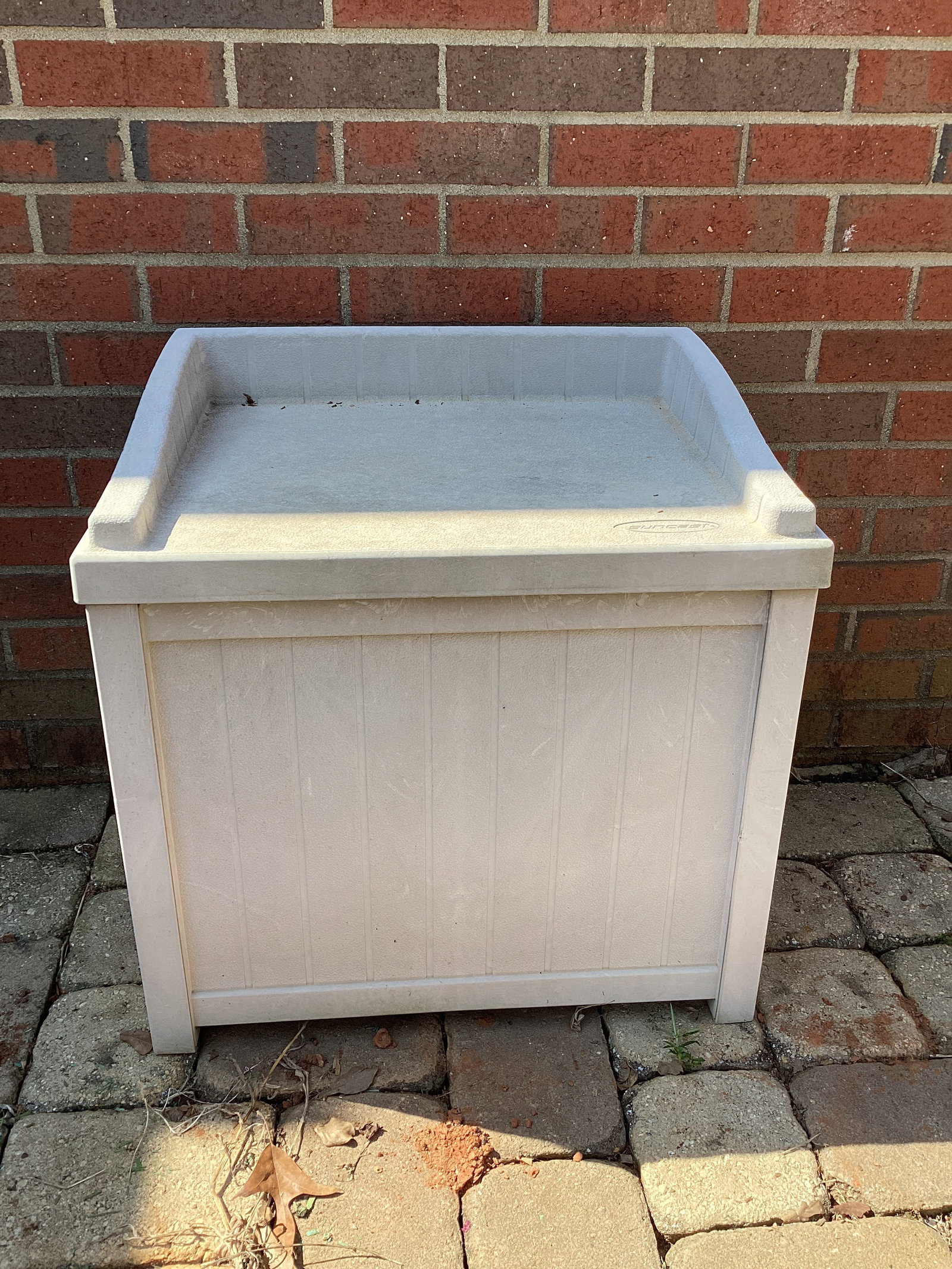Suncast Outdoor Box: 22" w x 17" d x 22 1/2" h, shipping unavailable for this lot