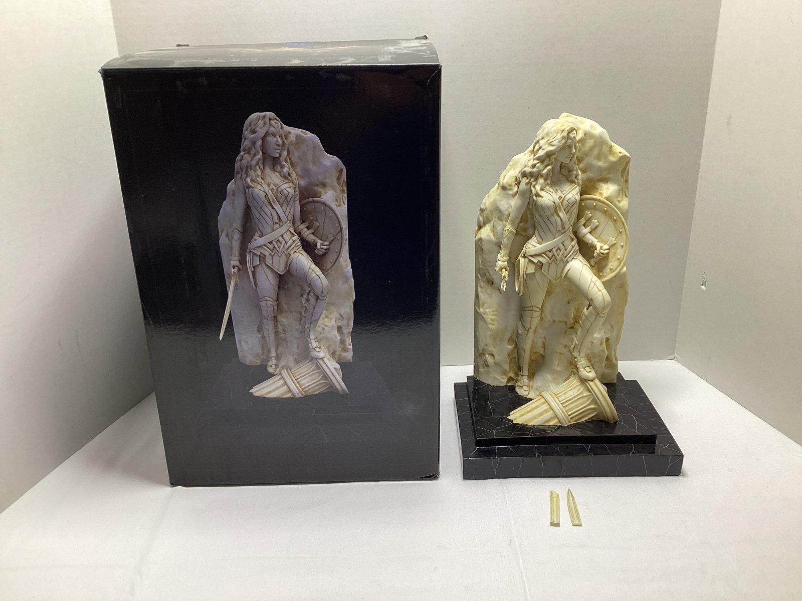 DC Wonder Woman Classical Monolith Statue (1 of 7)