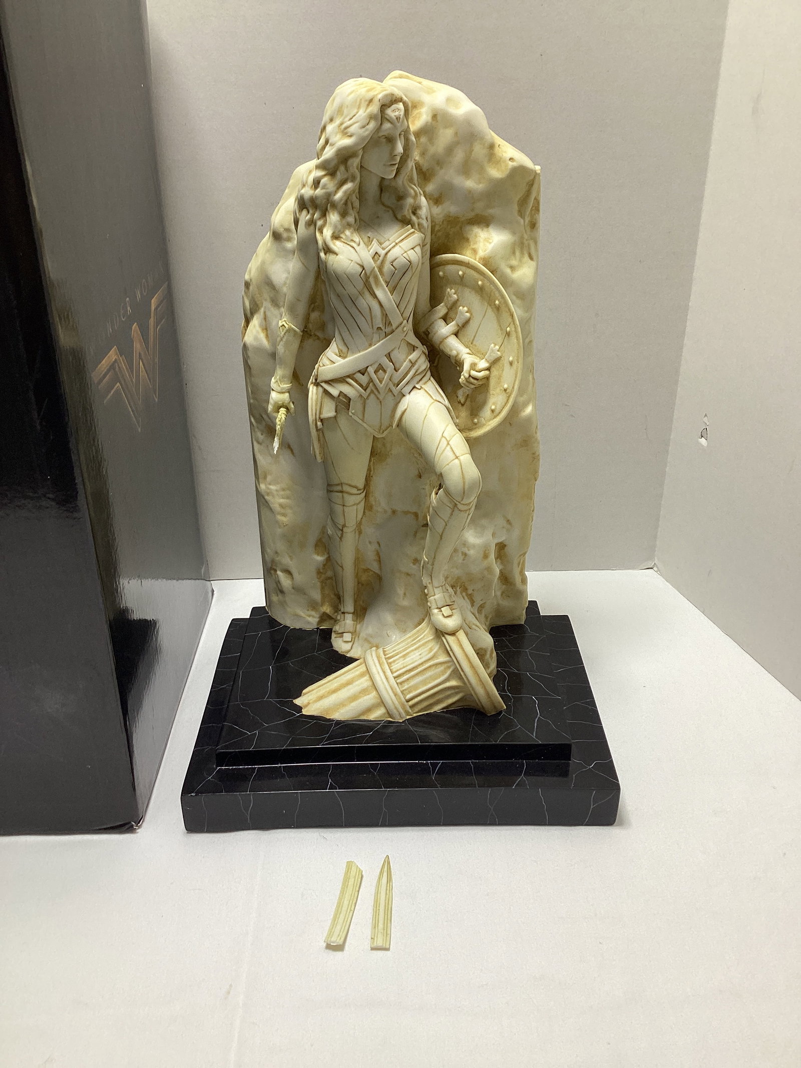 DC Wonder Woman Classical Monolith Statue - 2