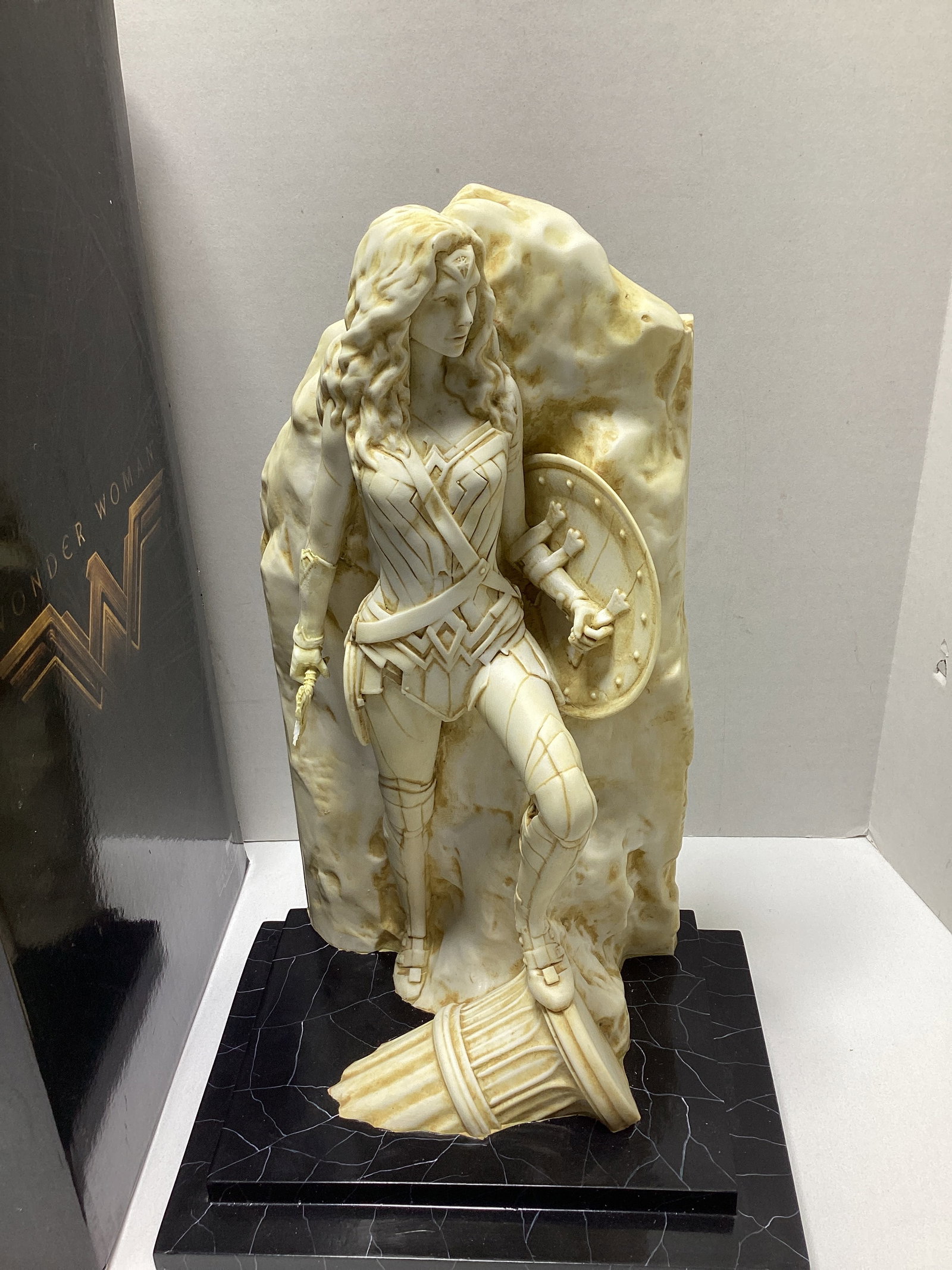 DC Wonder Woman Classical Monolith Statue - 3
