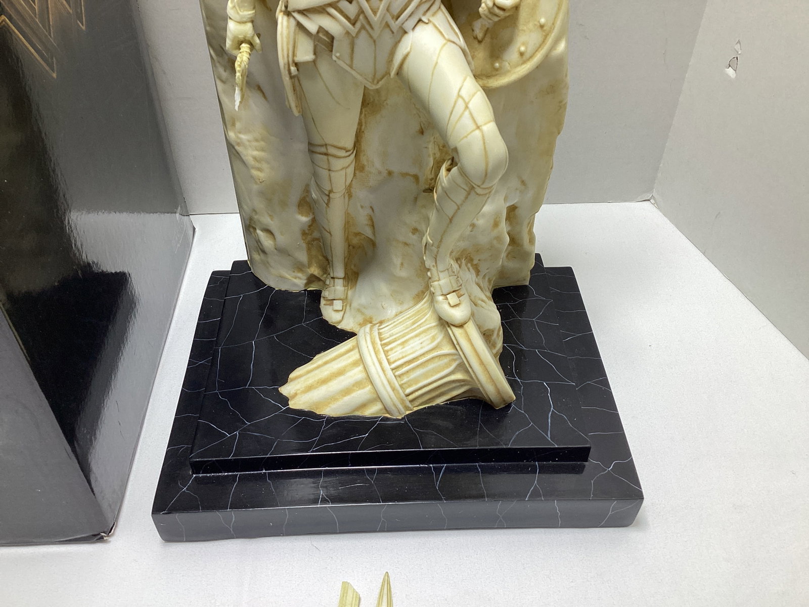 DC Wonder Woman Classical Monolith Statue - 4