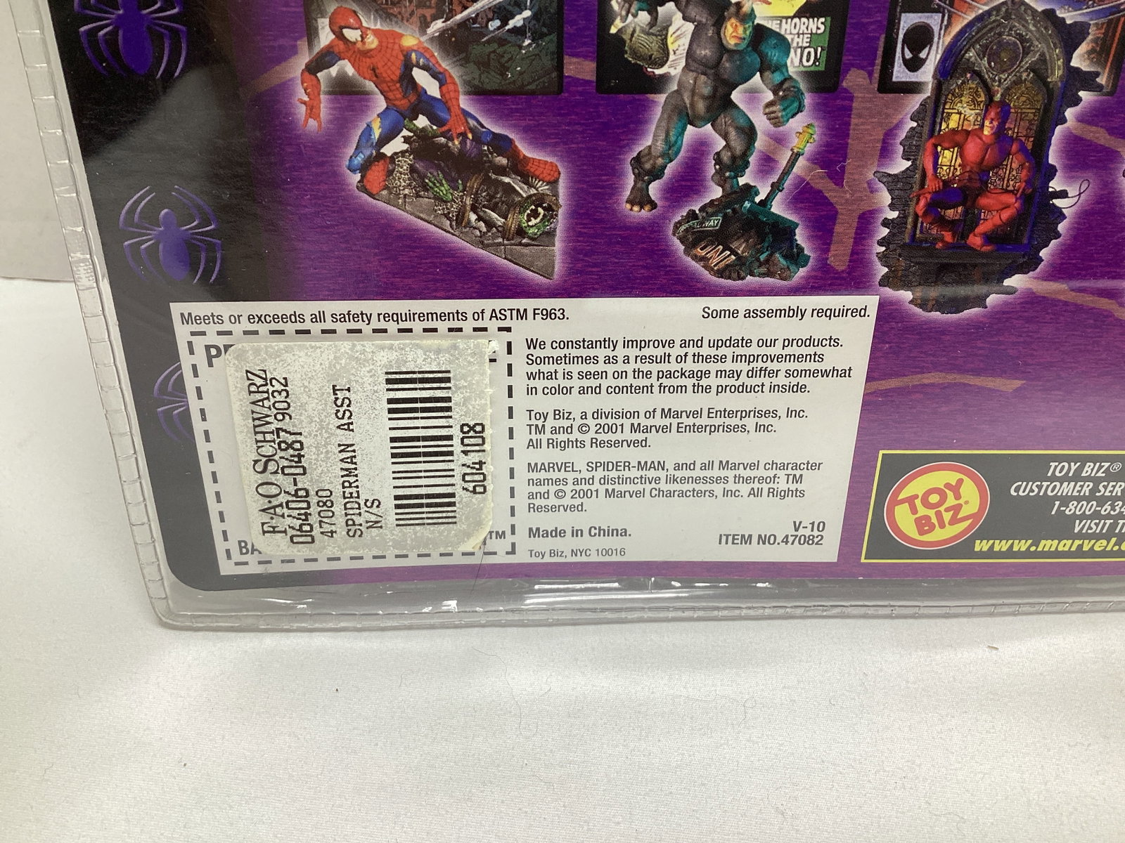 Toy Biz Spider-Man Classics Battle Ravaged Action Figure with Comic Book - 5