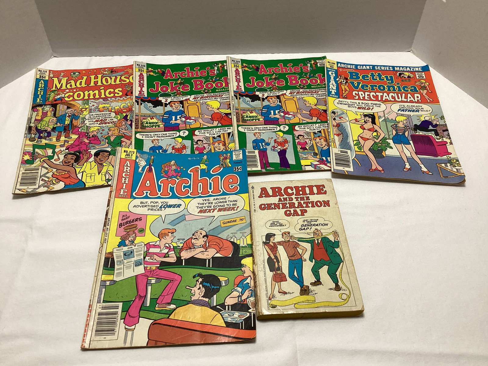 Six Archie Comic Books: .