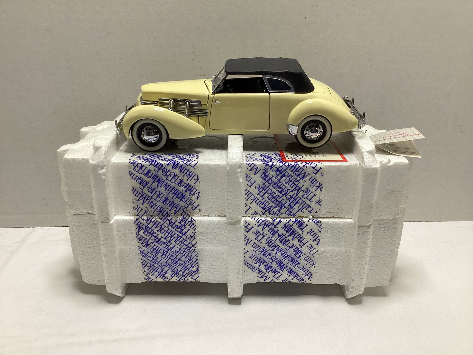 Franklin Mint 1937 Cord 812 Phaeton Coupe 1:24 Scale Diecast: .
