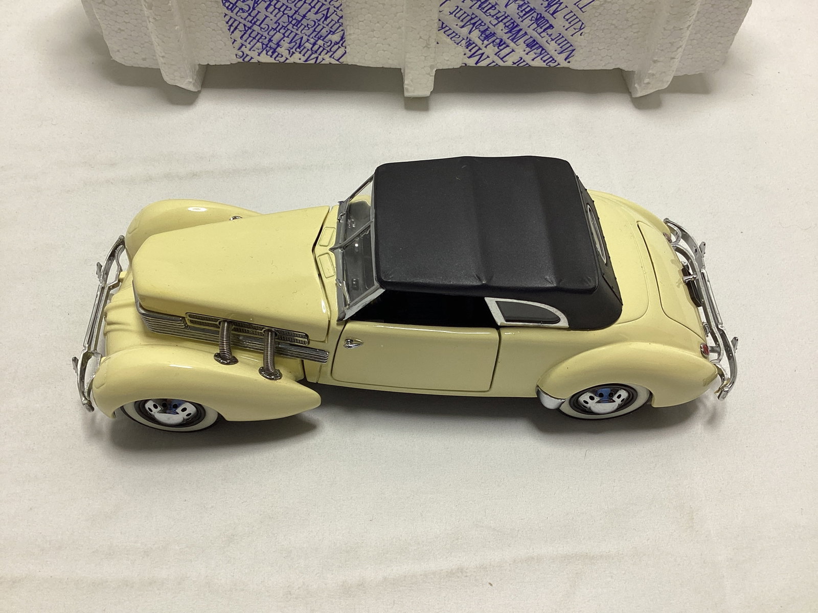 Franklin Mint 1937 Cord 812 Phaeton Coupe 1:24 Scale Diecast - 2