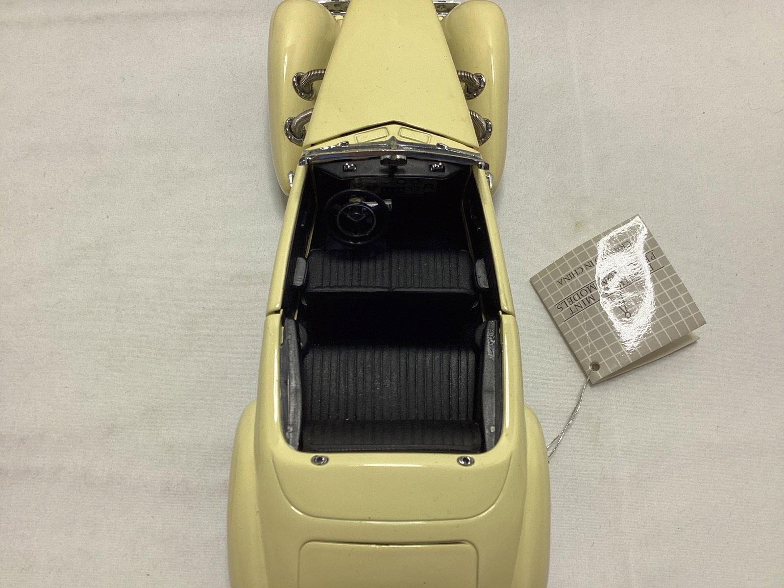 Franklin Mint 1937 Cord 812 Phaeton Coupe 1:24 Scale Diecast - 6