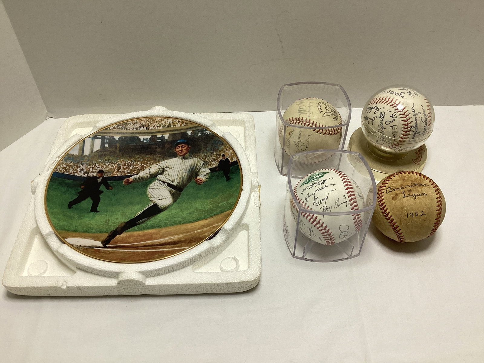 Bradford Exchange Collector Plate and Baseballs: .