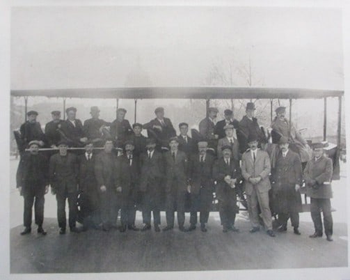 RMS Titanic: Surviving Crew Await British Inquiry – Historic 1912 Photograph (6” x 5”) (1 of 2)