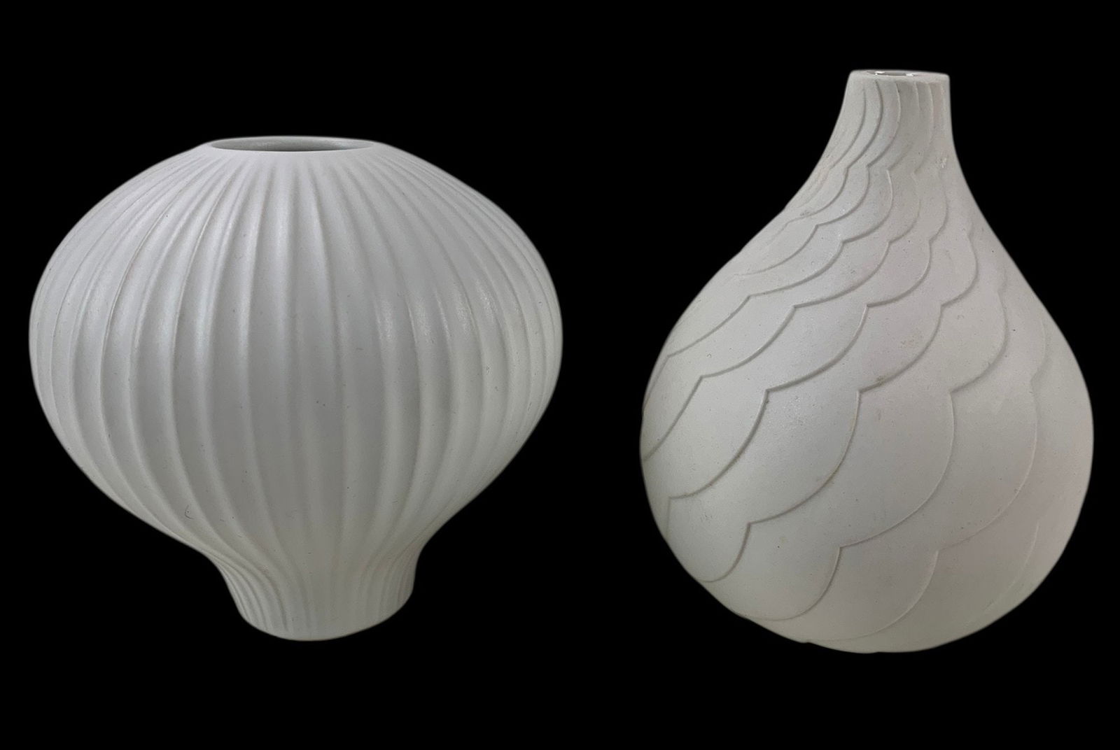 Jonathan Adler Porcelain Charade Cloud Bud Vase & Pot Au Porter Upside Down Vase - #FS-2: Each vase has a maker's mark stamped on the underside. Condition: no visible cracks or chips. Light scratches/scuffs noted. 6"H x 10"W LOCAL PICK-UP: SATURDAY, FEBRUARY 21ST FROM 11AM-3PM. LOCATION: 3