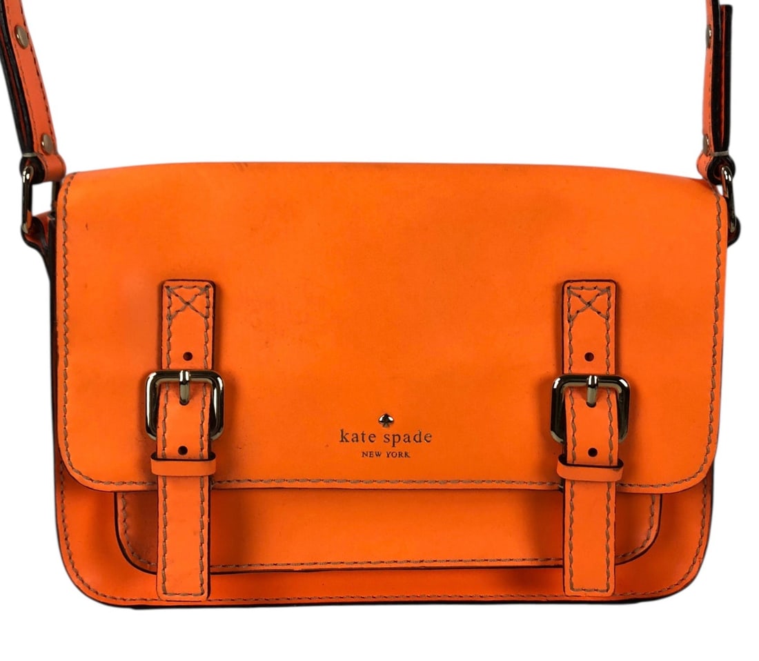 Kate Spade New York Essex Scout Orange Leather Cambridge Crossbody Bag - #S10-4: Overall very good condition. Light exterior scuffs / marks noted. Interior appears clean, unused. Dimensions: 7"H x 10"W LOCAL PICK-UP: SATURDAY, FEBRUARY 21ST FROM 11AM-3PM. LOCATION: 35 MECHANIC STR