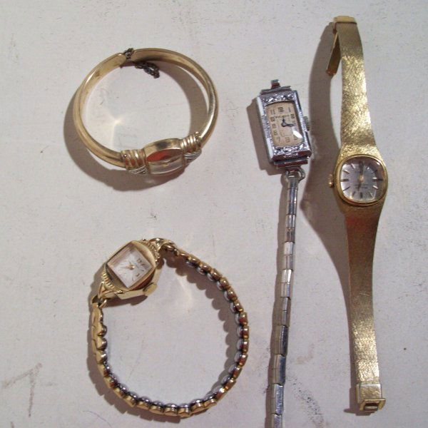 JEWLERY: 4 WATCHES BULOVA & BELFORTE. 1 BAND NOT COMPLETELY ATTACHED.