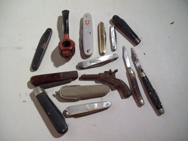 POCKET KNIVES: VARIOUS POCKET KNIVES INCLUDING SCHRADE; PIPE; TOY GUN.