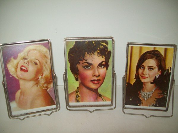 TABLE MIRRORS WITH HOLLYWOOD PHOTO PRINTS: 3 TABLE MIRRORS WITH HOLLYWOOD ACTRESSES PHOTO PRINTS. SOME RUST. 6 INCHES HIGH X 4 INCHES WIDE
