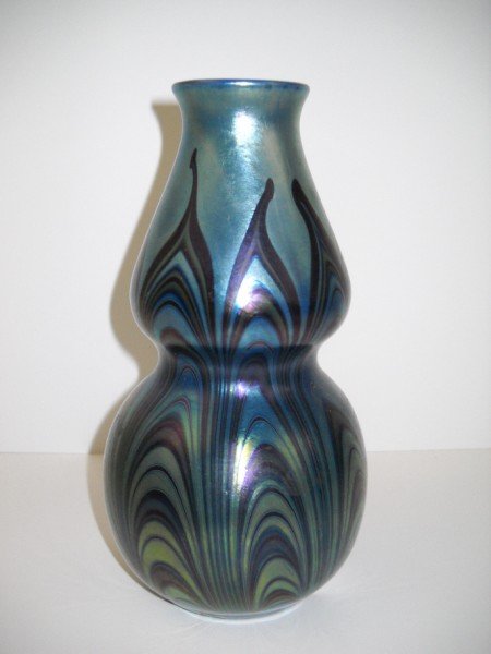 ART GLASS VASE: ART GLASS VASE SIGNED ORIENT & FLUME 1977 . 8 INCHES X 4 INCHES