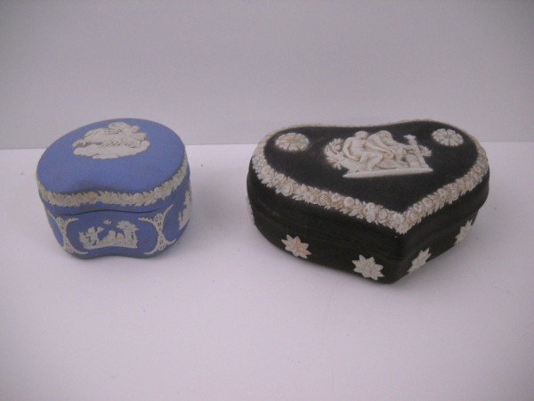 WEDGWOOD COVERED JARS.: WEDGWOOD COVERED JARS. LARGEST MEASURES 5 INCHES X 2 INCHES