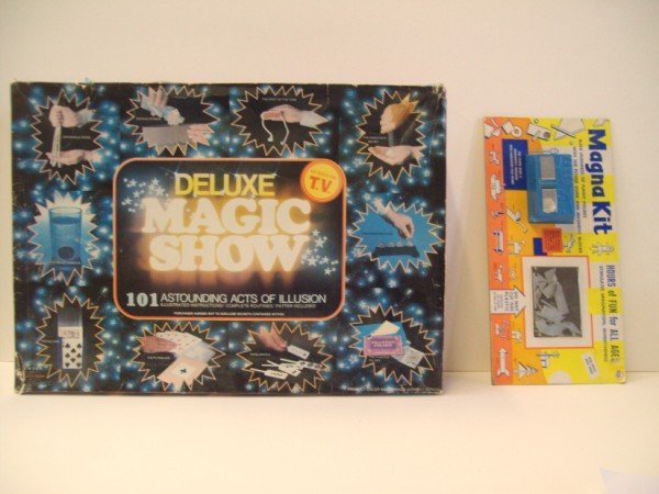 GAMES: DELUXE MAGIC SHOW & MAGNA KIT. USED CONDITION. LARGEST MEASURES 20 INCHES WIDE X 14 INCHES HIGH