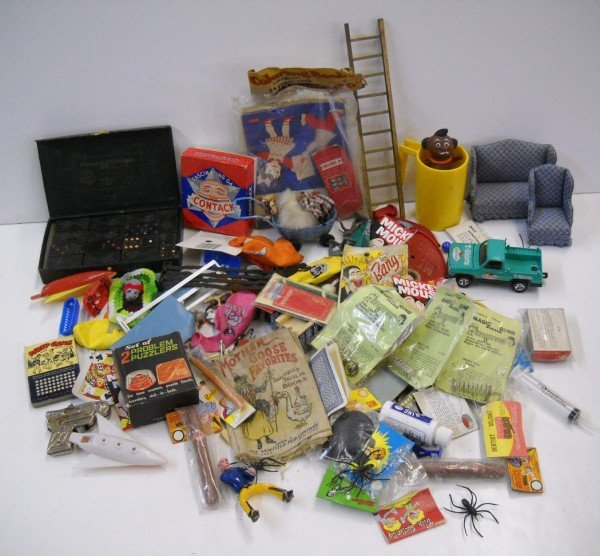 TOYS: VARIUS TOYS INCLUDING DOMINOS; CAP GUNS; DOLL FURNITURE; TRICKS; BALLONS. USED CONDITION.