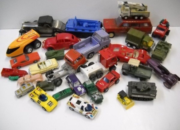 TOY CARS: TOY CARS, TRUCK, TANK INCLUDING TONKA; BUDDY L; MATCHBOX; SOME PLASTIC; SOME DIE CAST. SCRATCHES; PAINT LOSS; USED CONDITION. LARGEST MEASURES 9 1/2 INCHES