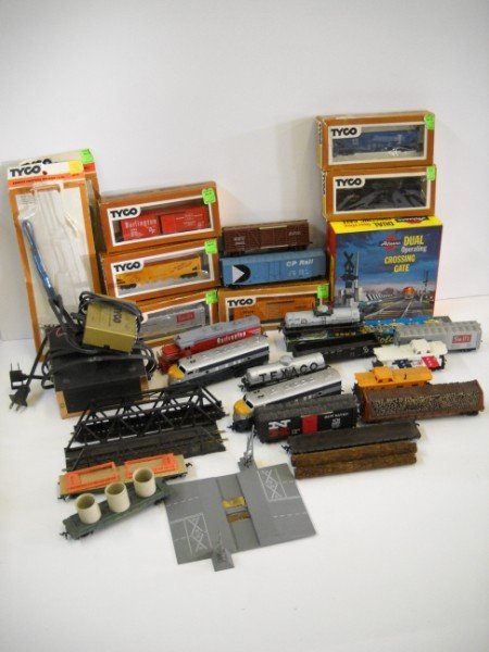 HO GAUGE TRAINS: HO GAUGE TRAINS BY TYCO & ACCESSORIES. SOME IN BOXES; USED CONDITION.