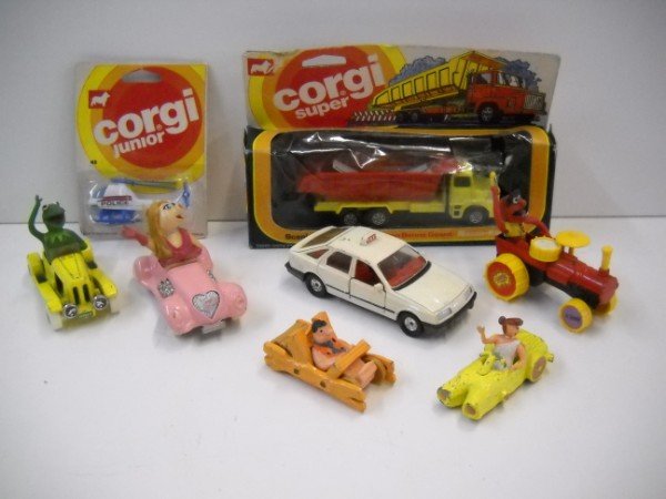 TOY CARS: TOY CARS INCLUDING CORGI CARS IN ORIGINAL BOXES; MISS PIGGY; KERMIT; FRED & WILMA FLINTSTONE. PAINT LOSS; USED CONDITION; PLASTIC BROKEN. LARGEST MEASURES 8 INCHES