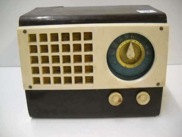 RADIO: EMERSON ELECTRIC RADIO WITH BAKELITE MODEL 520. 8 INCHES X 11 INCHES X 6 1/2 INCHES. CALL 845-457-7550 OR EMAIL STERLINGAUCTION@AOL.COM FOR FULL CONDITION REPORT, SHIPPING/PACKING QUOTES PRIOR TO BIDD
