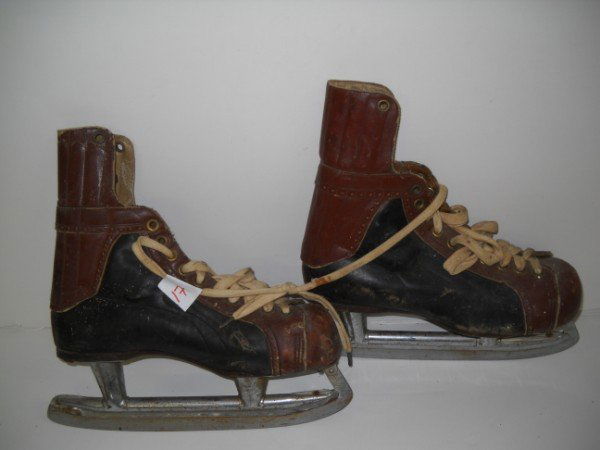 ICE SKATES: ICE SKATES. SKATE MARKED BAUER PROOF; BLADE MARKED PROBILT. INSIDE OF SKATES WRITTEN ON; NEEDS REPAIR. 11 1/2 INCHES HIGH X 12 INCHES WIDE X 3 1/2 INCHES DEEP. CALL 845-457-7550 OR EMAIL STERLINGAUCTI