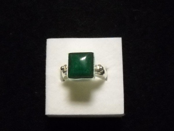 JEWELRY: GREEN AVENTURINE SILVER RING. STAMPED .925. SIZE 8 1/2. CALL 845-457-7550 OR EMAIL STERLINGAUCTION@AOL.COM FOR FULL CONDITION REPORT, SHIPPING/PACKING QUOTES PRIOR TO BIDDING. PAYMENT MUST BE MADE WIT