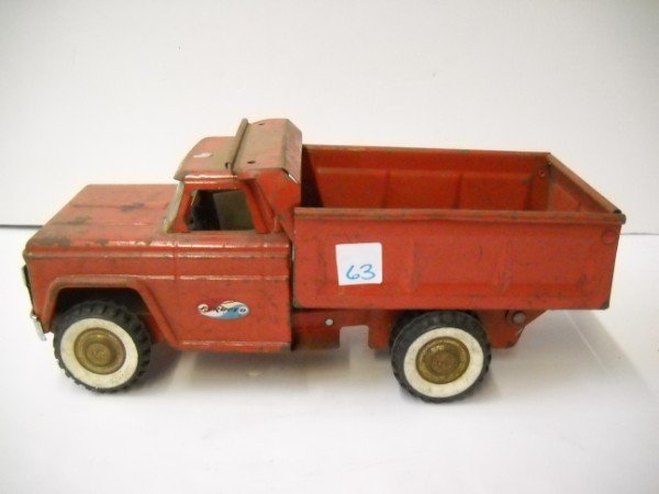 STRUCTO DUMP TRUCK TOY: STRUCTO TIN TOY DUMP TRUCK. PAINT LOSS; SCRATCHES; USED CONDITION; RUST. 14 INCHES X 6 INCHES.